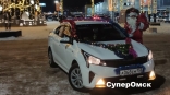 В Омске таксист-Дед Мороз радует пассажиров вопреки недовольству ГИБДД