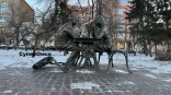 В Омске взялись за ремонт испорченной скульптуры «Встреча»