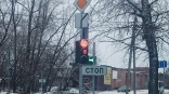 В омских Нефтяниках установили светофор на проблемном перекрестке