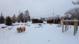 В Омске химический снег сбрасывают на детские площадки