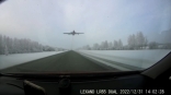 Над трассой в Омской области заметили опасно летящий самолет