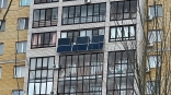 Конструкция на балконе жилого дома в Омске вызвала споры среди жителей