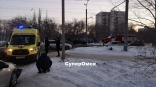 На аварийной улице в Омске машина слетела с дороги