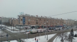 Снег, грязь и перекрытый мост: утро в Омске началось с плотных пробок