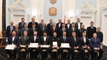 Перед 23 Февраля губернатор Александр Бурков вручил омичам государственные награды