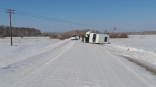 На трассе в Омской области опрокинулась маршрутка с пассажирами – есть пострадавшие