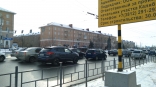 День седьмой: на Ленинградском мосту в Омске снова скопилась плотная пробка