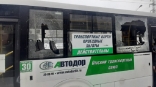 В Омске из-за порыва на Кирова выбило стекло в автобусе с пассажирами
