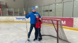 Александр Бурков отправился с сыном играть в хоккей