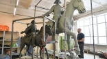 Губернатору Буркову показали работу над памятником основателю Омска на коне