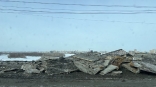 На Ленинградском мосту в Омске оригинальные кованые перила скидывают в кучу, как мусор
