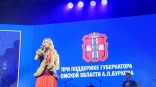 На празднике «Крымская весна» в Омске Вика Цыганова торжественно отправила фуры гумпомощи в зону СВО