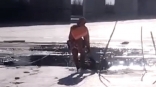 В Омске в районе метромоста мужчина провалился под лед