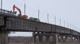 С Ленинградского моста в Омске убрали часть перил