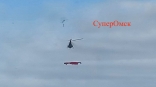 Над центром Омска пролетел вертолет с красным флагом