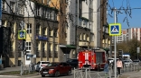 В Омске к детскому саду в центре города приехала пожарная машина