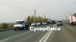 В Омске машины ДПС по плану-перехвату прямо на дороге задержали темное авто с мужчинами
