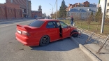В центре Омска во въехавшей в забор машине нашли мертвого водителя