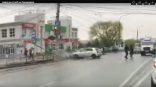 Появились кадры падения сбитого в ДТП столба на женщину в Омске