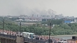 Площадь мощного пожара в доме на Левобережье Омска достигла 1 800 квадратных метров