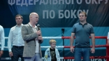 Тищенко показал сыну главы Омской области Хоценко технику боксерского удара