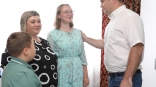 Глава Омской области Виталий Хоценко встретился с семьей участника СВО Алексея Бородавко