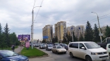 На центральной магистрали Омска из-за ДТП и отключенного светофора собралась крупная пробка