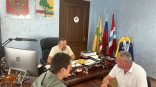 Геннадий Долматов встретился с участником СВО из Омского района
