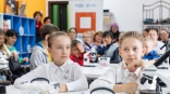 В Омске при поддержке ОНПЗ заработала мобильная научная лаборатория для детей