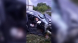 В Омской области водитель вдребезги разбил «Порш Кайен», въехав в бетонный забор