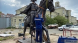 Памятник Бухгольцу доставили в Омск
