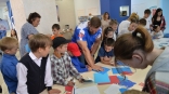В омском Штабе общественной поддержки состоялся мастер-класс для детей по созданию триколора