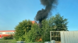 На окраине Омска вспыхнул мощный пожар