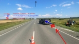Пять человек пострадали в жуткой аварии с трактором на трассе в Омской области