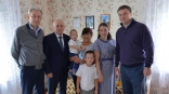 Виталий Хоценко и Александр Артемов навестили семью бойца СВО из Усть-Ишимского района Омской области