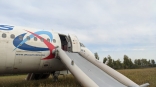 Появились кадры с места посадки самолета Сочи – Омск в поле под Новосибирском