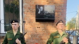 На здании «Омскгоргаза» появилась табличка в память о погибшем сотруднике-герое СВО