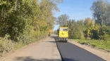 В поселке на окраине Омска начали ремонтировать дорогу
