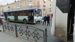 На остановке в центре Омска в час пик столкнулись автобус и троллейбус, есть пострадавшие