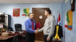 Геннадий Долматов вручил молодой семье из Пушкино сертификат на соцвыплату для покупки жилья