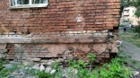 «Есть опасения по кирпичу»: столетнее здание омской школы отправили на капремонт