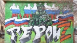 В Омске по эскизу курсанта академии МВД расписали стену возле медколледжа