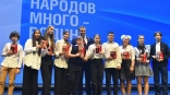 Губернатор Хоценко вручил паспорта юным активистам из Омска и районов области
