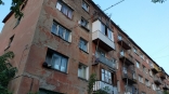 В мэрии прокомментировали падение куска от балкона пятиэтажки в Омске