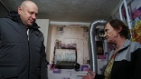 Мэр Омска Шелест посетил семью участника СВО, получившую компенсацию за проведение газа в дом