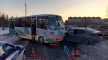 В Омске пассажирский автобус столкнулся с легковушкой