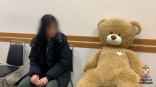Появилось видео с извинениями молодой омички за кражу плюшевых медведей у магазина на Ленина