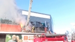 Появились кадры с места пожара при торговом комплексе в Омске