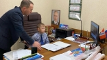 В Омской области глава района посадил ребенка в свое кресло
