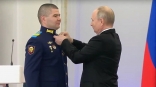 Владимир Путин вручил медаль «Золотая звезда» герою СВО из Омской области